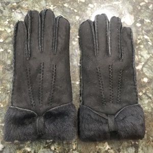 Millie Ugg-quality black faux fur gloves